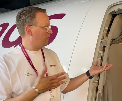 Eurowings-Trainer Jörn Siepmann im neuen Center: Wird hier künftig Kabinencrews schulen.