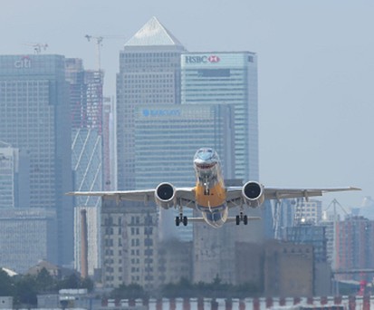 Embraer E2 in London-City: Der Flughafen will länger göffnet sein.