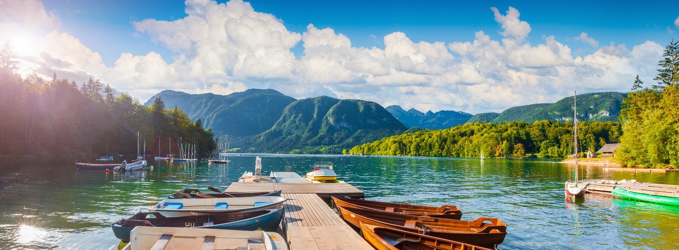 Bohinji See an einem sonnigen Morgen