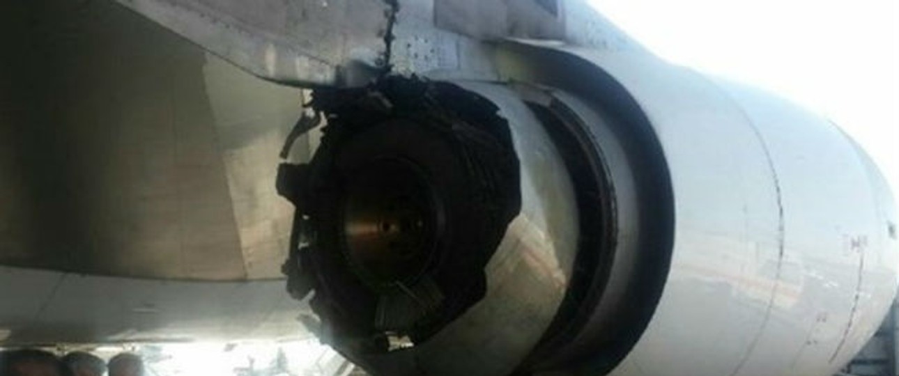 Dem Triebwerk der Boeing 747-300 fehlen große Stücke.