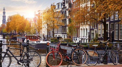 Fährräder in Amsterdam: In der Stadt darf keine Werbung mehr für Flugreisen gezeigt werden.