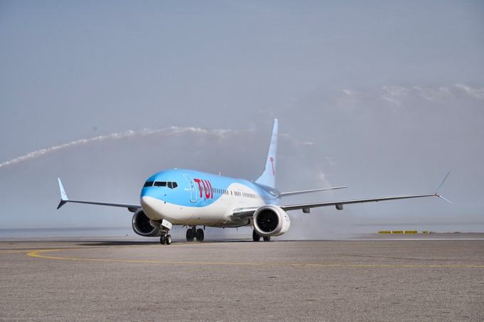 Auc der deutsche Ferienflieger tauft jetzt seine Flugzeuge.