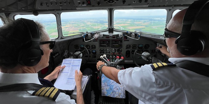 Die Cockpitcrew besteht aus Berufspiloten der KLM, die sich freuen das manchmal die DC-3 auf dem Dienstplan steht.