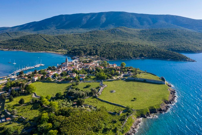 Insel Cres, Dorf Osor, Suedspitze von Cres, hinten Mali Losinj 