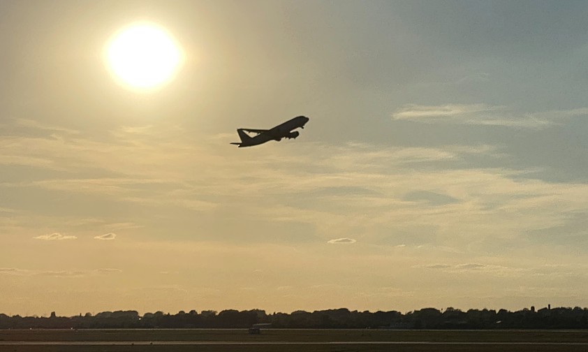Jet startet - zu sehen vom Fernbahnhof des Airport Düsseldorf: Weniger Inlandsflüge.
