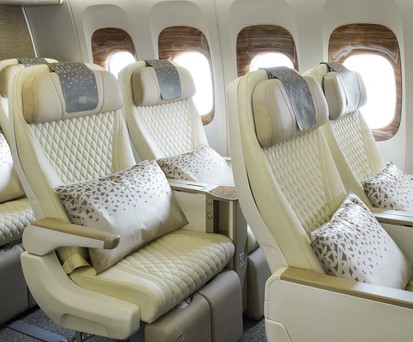 Das in seiner Üppigkeit reduzierte neue Interieur von Emirates steht der Premium Economy gut.