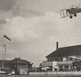 Die Aviatik beider Basel führt mit der eigenen Caudron C.59 CH-125 Rundflüge durch. Alle Rundflug-Passagiere erhalten eine Urkunde. Die Caudron C.59 ist am 23. August 1923 zur Flotte der «Aviatik beider Basel» gestossen. Noch ganz neu hingegen ist die Dornier Do B Merkur «Edelmarder» mit der Registration D-1102 (c/n 87). Sie ist 1928 an die Luft Hansa abgeliefert worden und wird 1935 als D-UDYF vom Reichsluftfahrtministerium übernommen.