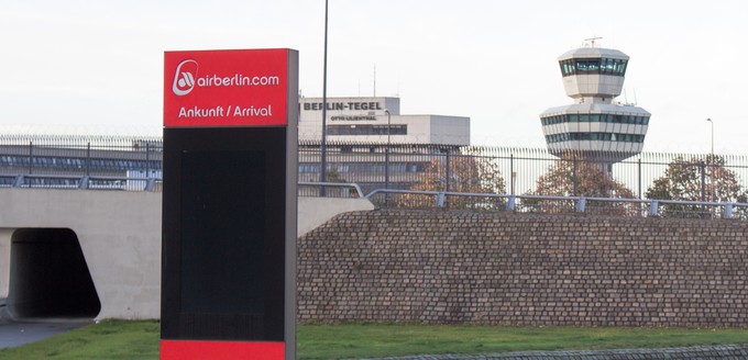 Wer zu Air-Berlin-Zeiten Tagen nach Tegel kam, wurde auf der Zufahrtsstraße von einer eigenen kleinen Abflugstafel begrüßt. Heute…