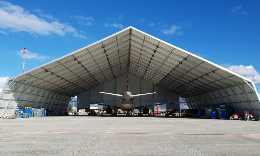 Condors Airbus A320 im mobilen Hangar in Kavala: Kennzeichen D-AICP.
