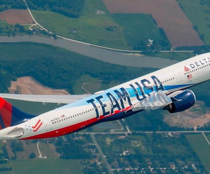 Reisende meiden Paris - Ebbe in der Kasse bei Air France und Delta