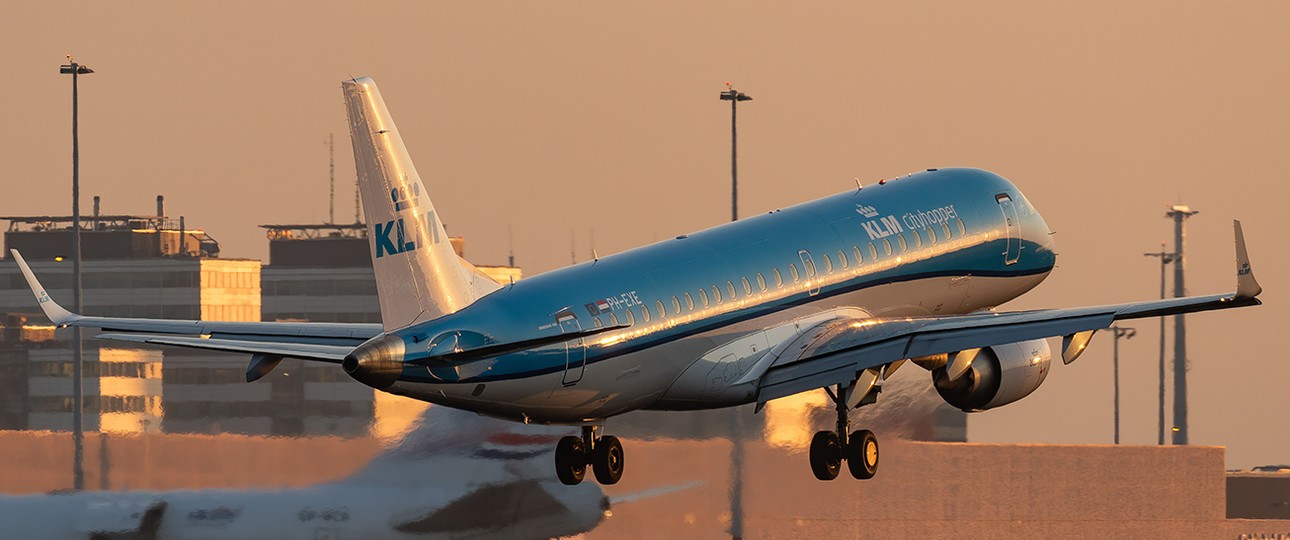 KLM Embraer in Schiphol: Samstagabend kann die Airline keine europäischen Passagiere mehr nach Amsterdam bringen.