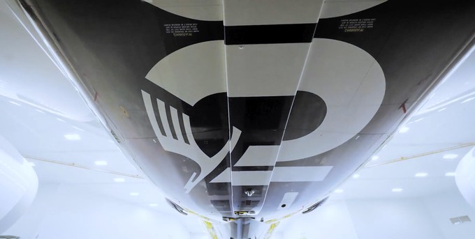 Auch die Unterseite des Dreamliners trägt die Zahl 100 sowie einen kleineren Kranich.