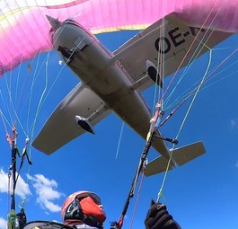 Der Moment vor dem Absturz: Die Cessna kollidiert mit dem Gleitschirm.