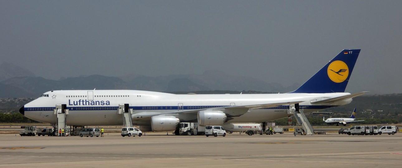 Boeing 747 von Lufthansa in Palma: Die Airline setzt in der Hochsaison mitunter Großraumflieger nach Mallorca ein.