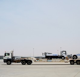Transportfahrzeuge in Dubai: Bald geht es mit der Pistensanierung los.