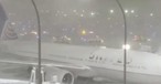 Drei Flieger rutschen auf Schnee aus