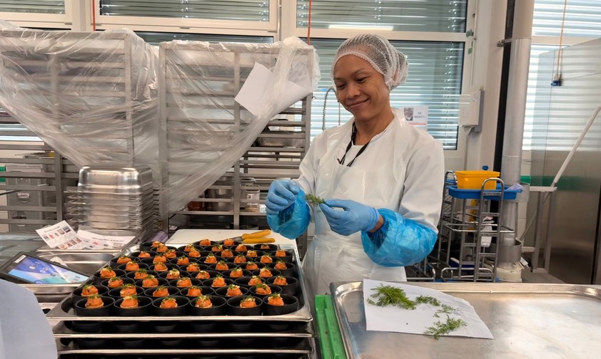 Auch in der Küche von Gate Gourmet wird vieles von Hand gemacht.