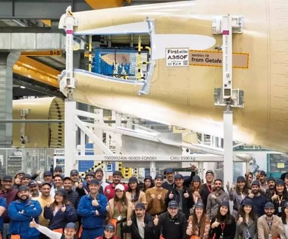 Mitarbeitende von Airbus vor Sektion 19: Das erste Teilstück ist nach Hamburg geliefert worden.