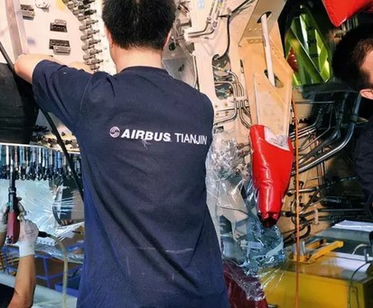 Mitarbeiter von Airbus in Tianjin: Bauen jetzt auch A321.