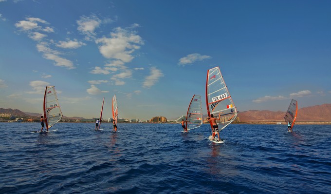 Auch Die Action kommt nicht zu kurz: Von Jetski über Surfen, Kayak bis hin zu Wasserski ist in Eilat alles möglich.