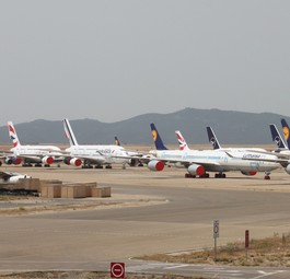 Geparkte Flugzeuge in Teruel: Ein Airbus A380 kommt neu, ein anderer geht dafür.