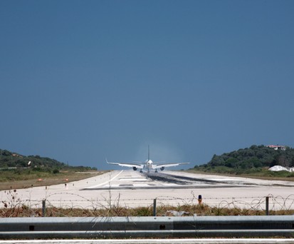 Flugzeug in Skiathos: Die Triebwerke verursachen heftige Winde.