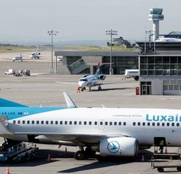 Boeing 737 von Luxair am Flughafen Luxemburg: Die Heimairline kann noch zwei Monate länger ohne Konkurrenz durch Ryanair operieren.