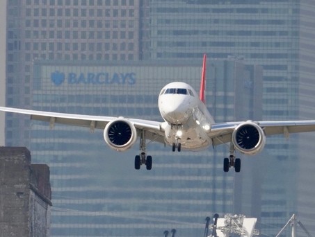 Embraer E195-E2 bei der Landung in London City: Akribische Vorbereitung.
