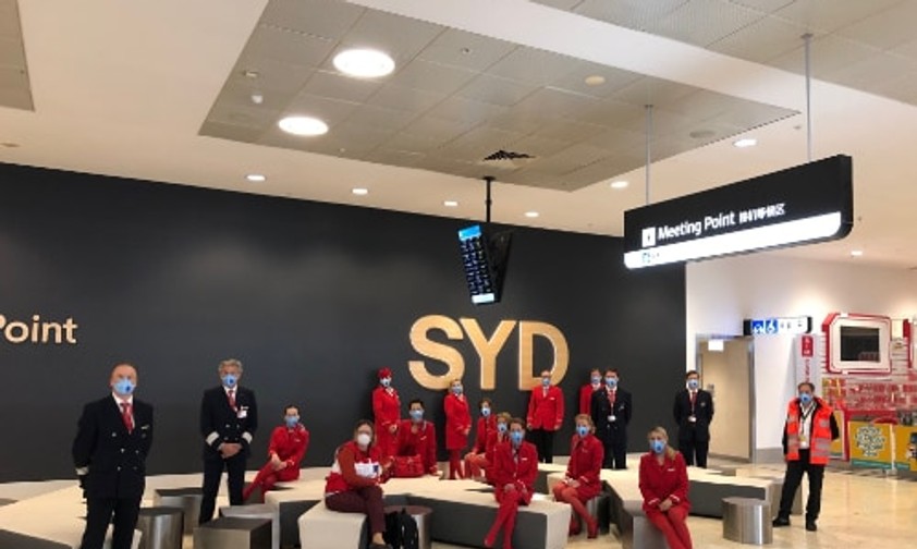 Die Crew der «Spirit of Austria» am Flughafen Sydney - natürlich mit Masken