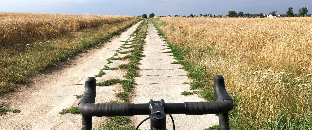 Fahrrad auf einem Feldweg: Nach abgesagten Flügen 3500 Kilometer im Sattel.