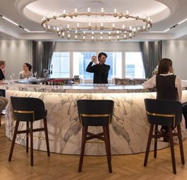 Die Marmorbar: Qantas besitzt nun auch eine eigene Lounge in London Heathrow.