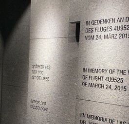 Gedenktafel am Flughafen Düsseldorf: «Stärker als der Tod ist die Liebe». 