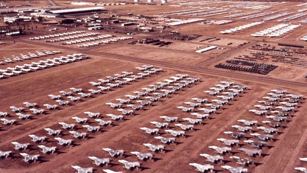 Die AMARG in Arizona ist das zentrale Lager für stillgelegte Luftfahrzeuge des US-Militärs. Hier werden nicht nur etwa 4400 Bomber, Jets und Helikopter gelagert und verschrottet, sondern auch immer wieder Filme gedreht, darunter Transformers – Die Rache.