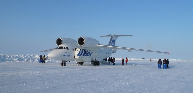 Antonov An-74 beim Eis-Lager Barneo.