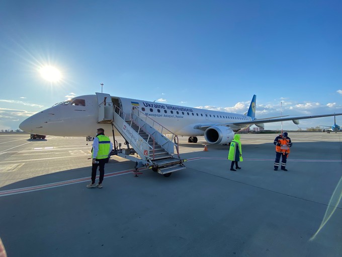 Ukraine International führte ihn am 25. April mit einer Embraer E190 durch.