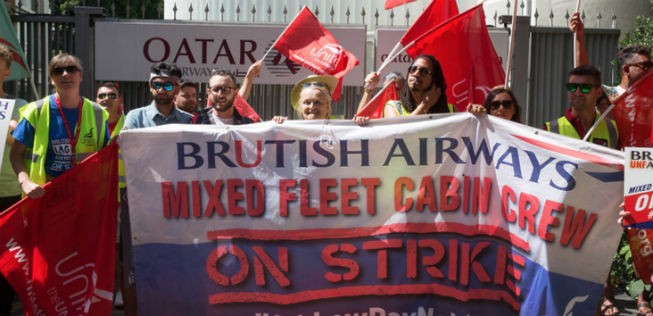 Streikende BA-Mitarbeiter vor dem Londoner Qatar-Sitz: Sie protestieren auch gegen den Einsatz der fremden Flieger.