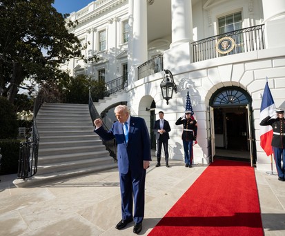 US-Präsident Donald Trump vor dem Weißen Haus (hier beim französischen Staatsbesuch): Der Luftraum darüber ist gesperrt.