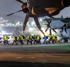Ankunft mit dem Airbus A400 M in Venezuela: Hilfskräfte des THW mit Spürhunden gehen von Bord.
