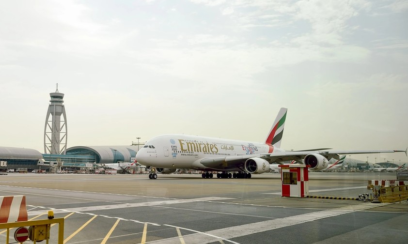 Airbus A380 von Emirates am Flughafen Dubai: Ein Superjumbo soll im Iran-Krieg bisher beschädigt worden sein.