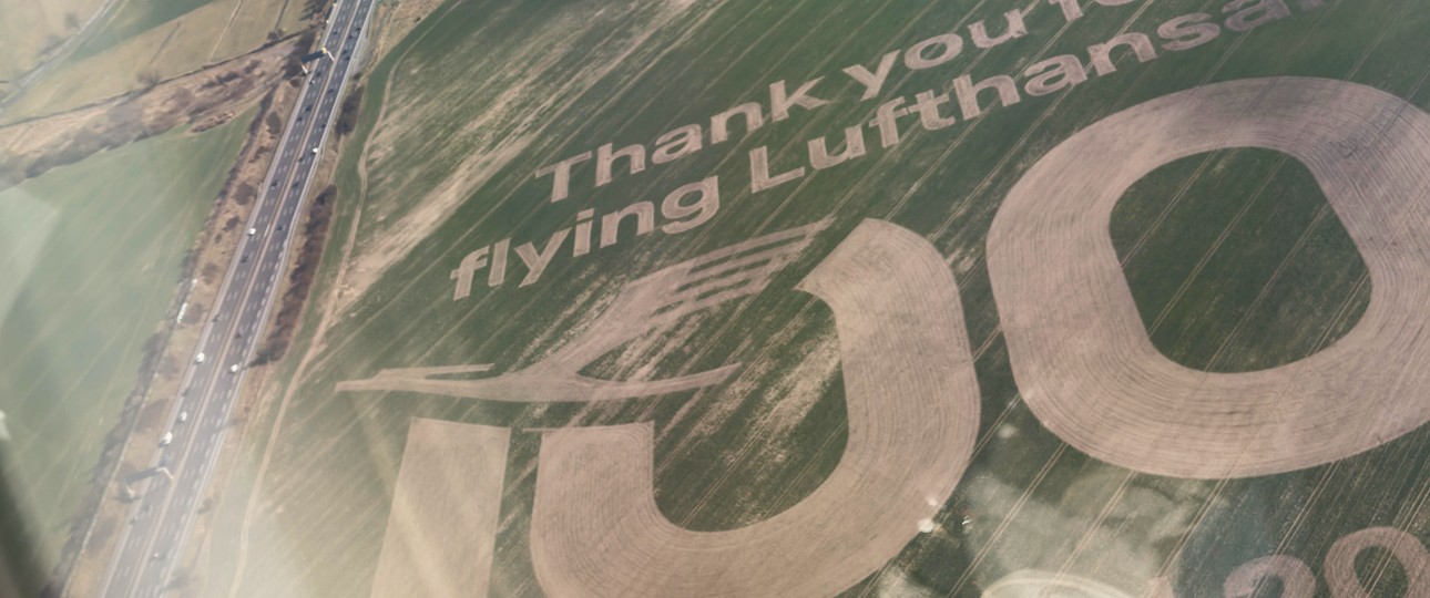 Das 100-Jahre-Signet von Lufthansa nahe des Flughafens Berlin-Brandenburg: Es ist nicht das einzige.