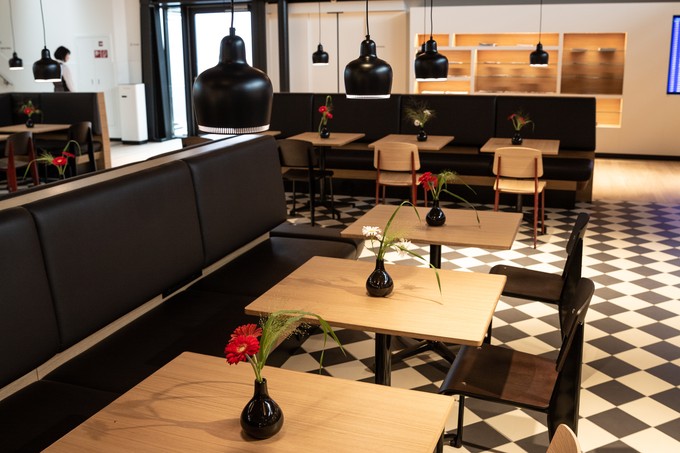 Für die Gäste gibts geräumige Bistrotische.