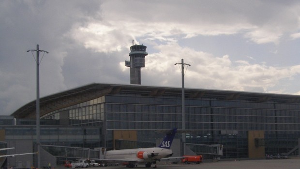 Bei den europäischen Flughäfen mit mehr als 15 Millionen Passagieren landet Oslo auf Platz drei. Er ist der größte Flughafen Norwegens und dient den Linien SAS Scandinavian Airlines, Norwegian Air Shuttle und Wideroe als Drehkreuz.