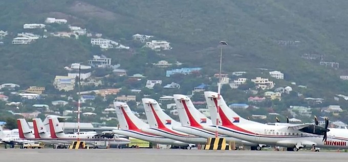 Gleich lang ist die Strecke von St. Barthelemy auf die niederländische Seite der Nachbarinsel, St. Maarten. Dort sind neben Winair auch Air Caraïbes und St. Barth Commuter unterwegs.  