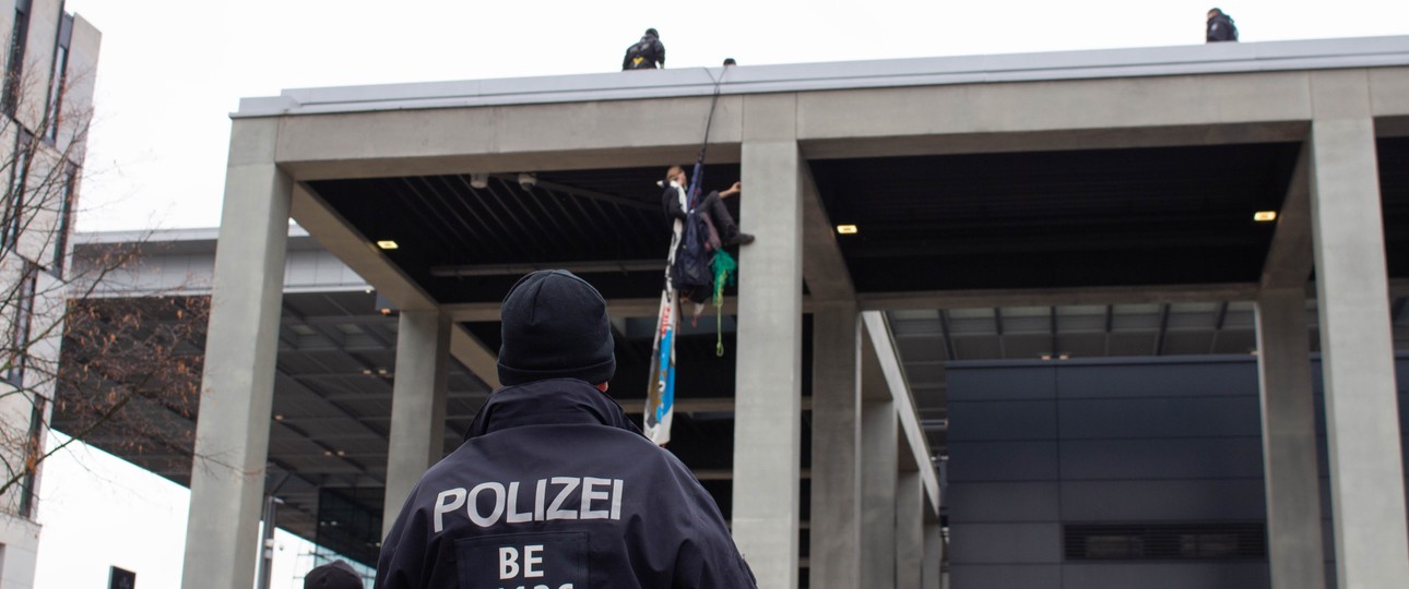 Demonstrant seilt sich vom Terminal 1 ab: Der erste Eröffnungstag war auch von mehreren Protesten geprägt. Während Taxifahrer in einer Sternfahrt gegen Regelungen von Fahrgastaufnahmen protestierten, machten Umweltschützer am und im Terminal auf sich aufmerksam.