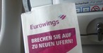 Spucktüte als Marketinggag bei Eurowings: Künftig je Sitzreihe nur noch einmal.