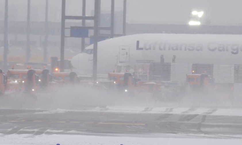 Schneeräumung in Frankfurt: Der Flughafen ist gesperrt.