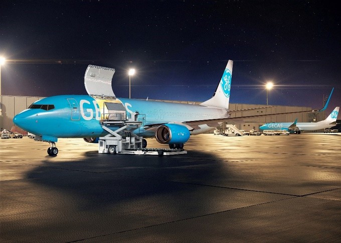 Die Leasinggesellschaft GE Capital Aviation Services Gecas hat Kaufrechte für zehn Boeing 737-800 Converted Freighters ausgeübt. Zugleich sicherte sie sich Kaufrechte für 15 weitere Maschinen des Typs. Mit dem BCF-Programm sichert Boeing alten Passagiermaschinen <a href="http://www.aerotelegraph.com/atlas-laesst-neun-boeing-767-zu-frachtern-konvertieren">ein zweites Leben.</a> Die 737-800 BCF kann bis zu 23,9 Tonnen Fracht aufnehmen.