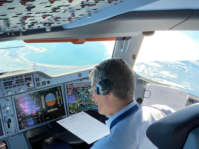 Im Cockpit fliegen Hoell und Wilhelm ihr Programm ab - beäugt von Airbus- und Lufthansa-Kollegen.