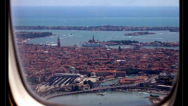 Platz 7: Die Kanäle von Venedig. Die Stadt ist für viele eine Hassliebe. Wunderschön, aber voll und stinkig. Umso schöner, wenn man sie von oben bewundern kann. Besonders wenn man von nord-westlicher Richtung startet - dann fliegt man noch Extrarunde.