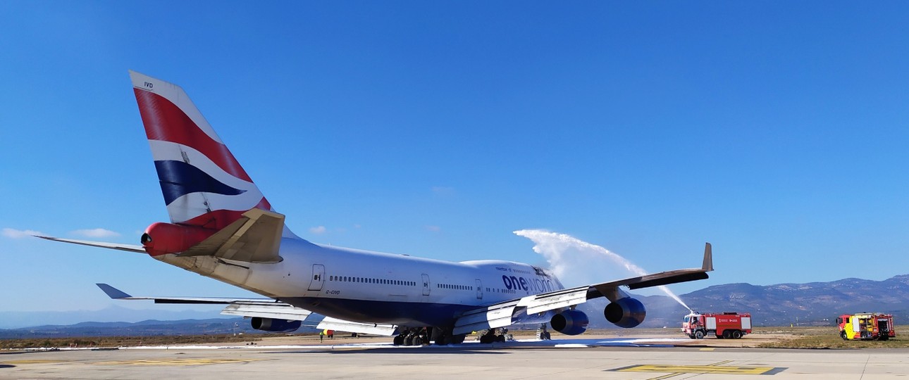 Boeing 747 in Flammen: Das Feuer entstand offenbar bei der Zerlegung.